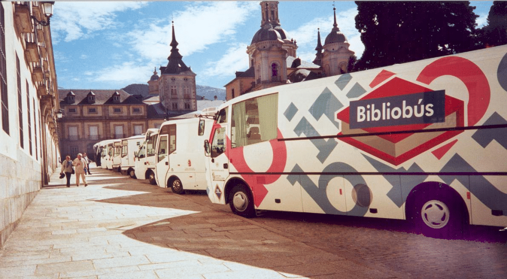 Las bibliotecas móviles son servicios públicos de bibliotecas