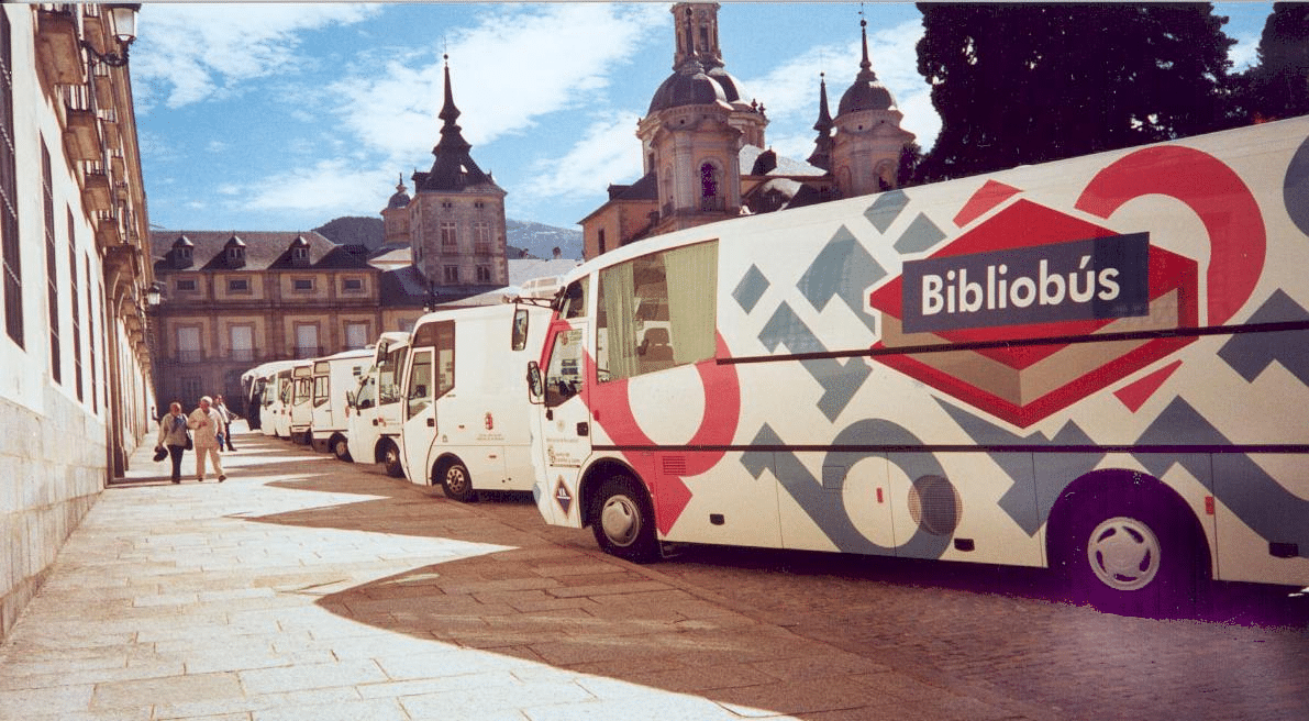 Las bibliotecas móviles son servicios públicos de bibliotecas